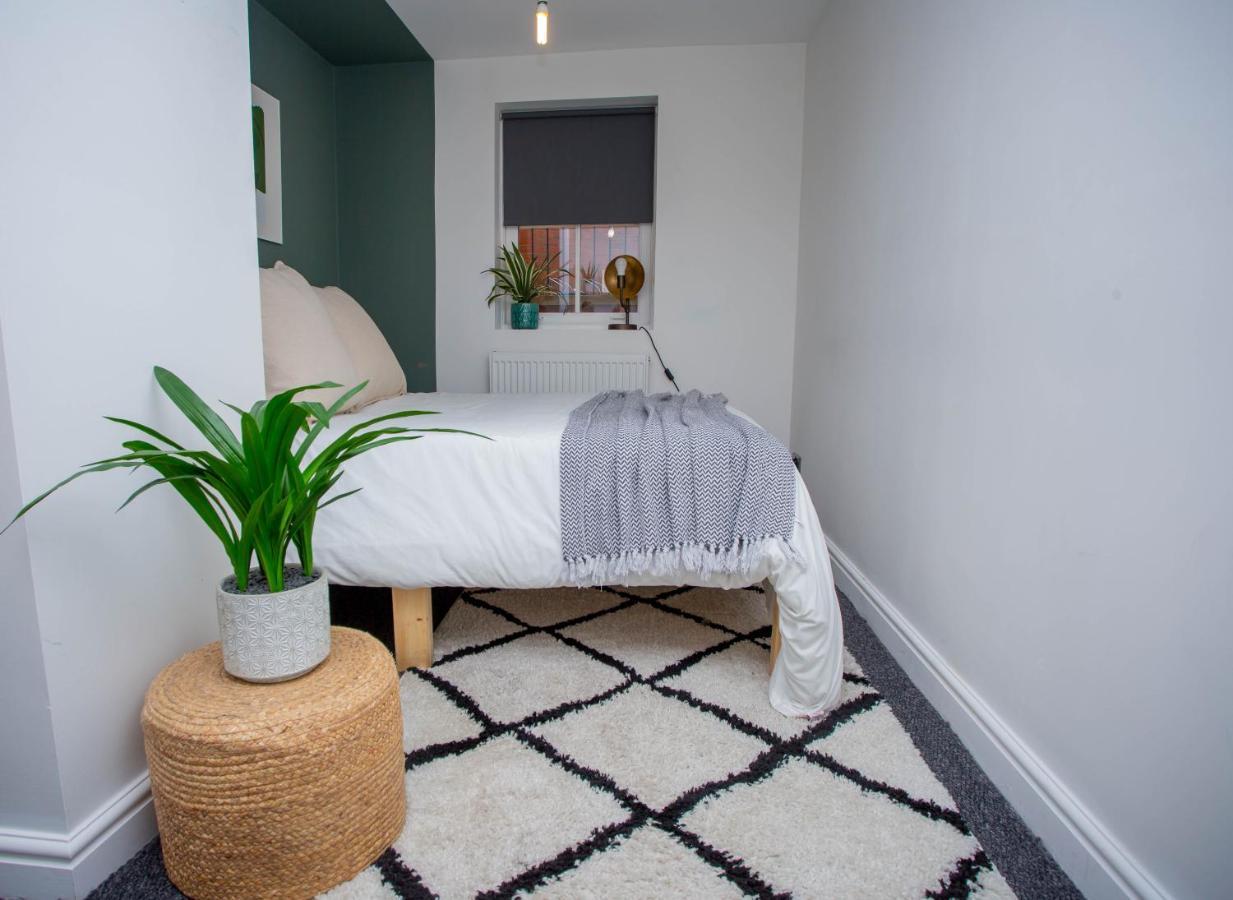 Nest Easy - Derngate Basement Apartment Northampton Bagian luar foto