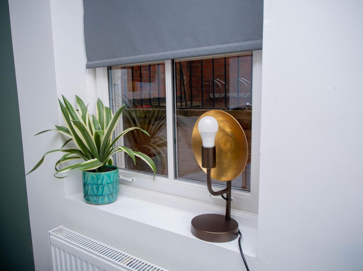 Nest Easy - Derngate Basement Apartment Northampton Bagian luar foto