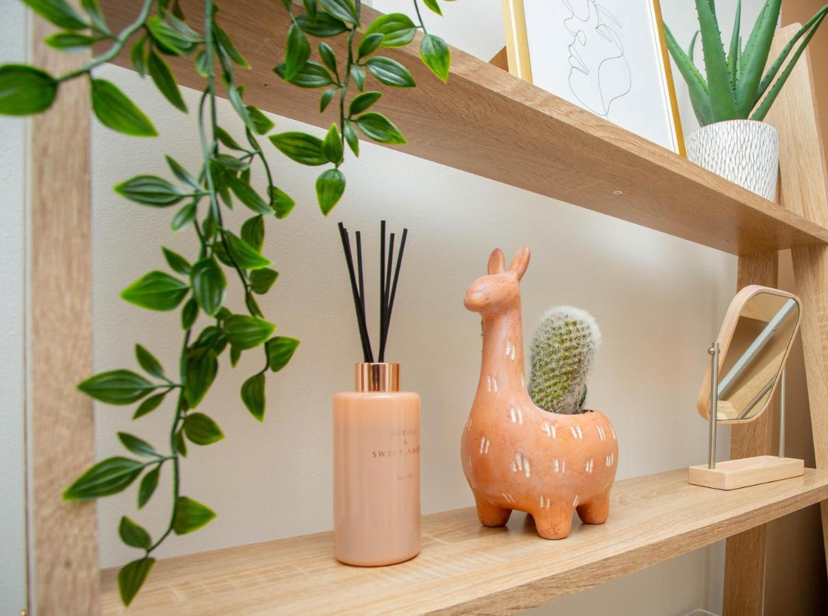 Nest Easy - Derngate Basement Apartment Northampton Bagian luar foto